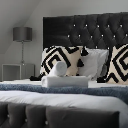 Two-bedroom With Scenic Balcony View * Bradford (West Yorkshire)