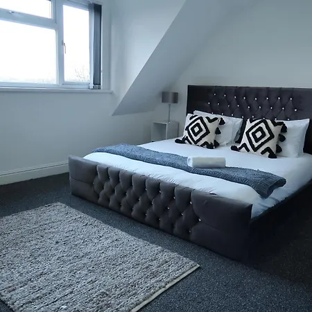 Two-bedroom With Scenic Balcony View * Bradford (West Yorkshire)